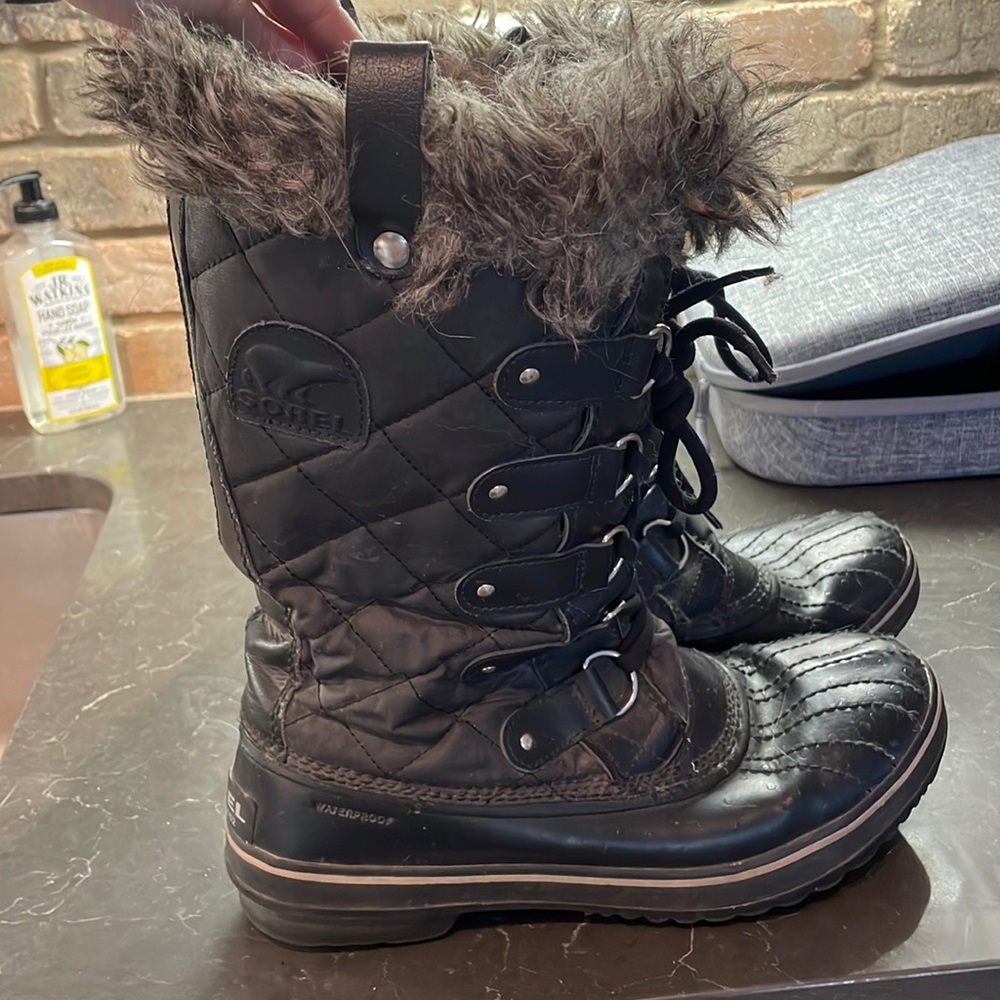 Sorel black leather fur trim snow boots size 10